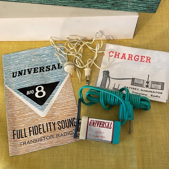 Universal Big 8 Transistor Radio , 60’s - Picture 6 of 9